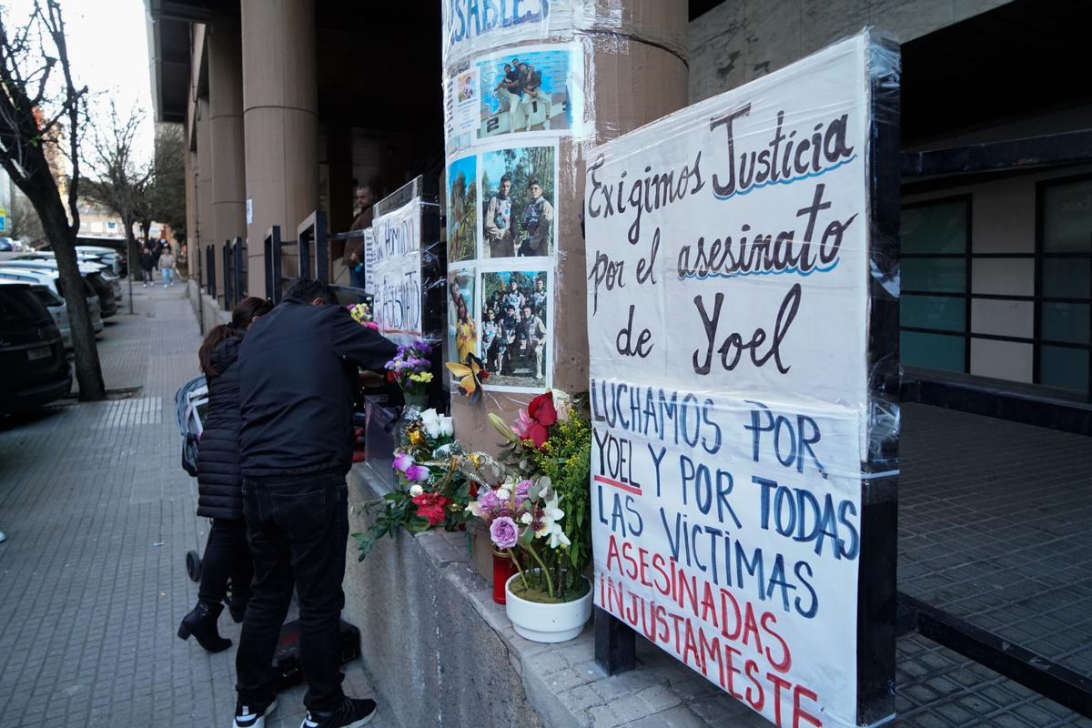 Memorial Yoel Quispe: calle Sinfónica de Galicia con Juan Flórez. Concentración de familiares y amigos de la víctima