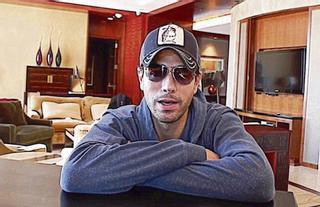 Enrique Iglesias alega que su vídeo, pagado por la Xunta, ayuda a Galicia "en tiempos de crisis"