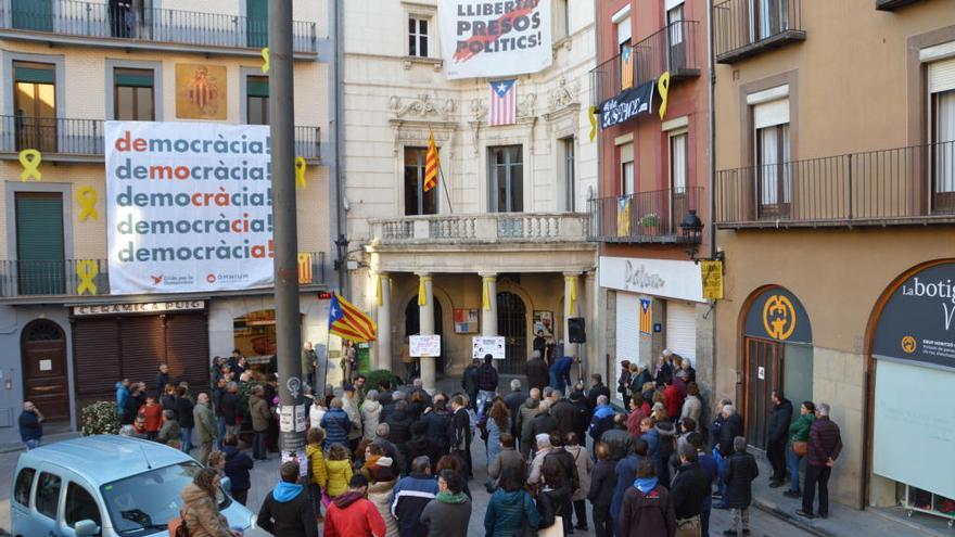 Els símbols independentistes continuen a la façana de l&#039;ajuntament de Berga