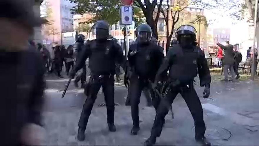 Doce mossos resultan heridos en una carga policial en Girona