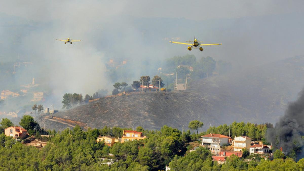 Dos hidroaviones se aproximan al incendio.