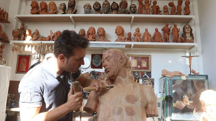 Juan Vega, la semana pasada en un rincón de su taller, con un Cristo Yacente para una cofradía de Berja (Almería).