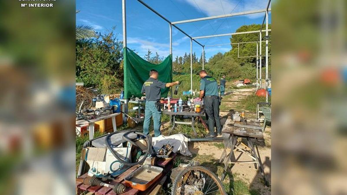Momento de la intervención del taller ilegal por parte del Seprona.
