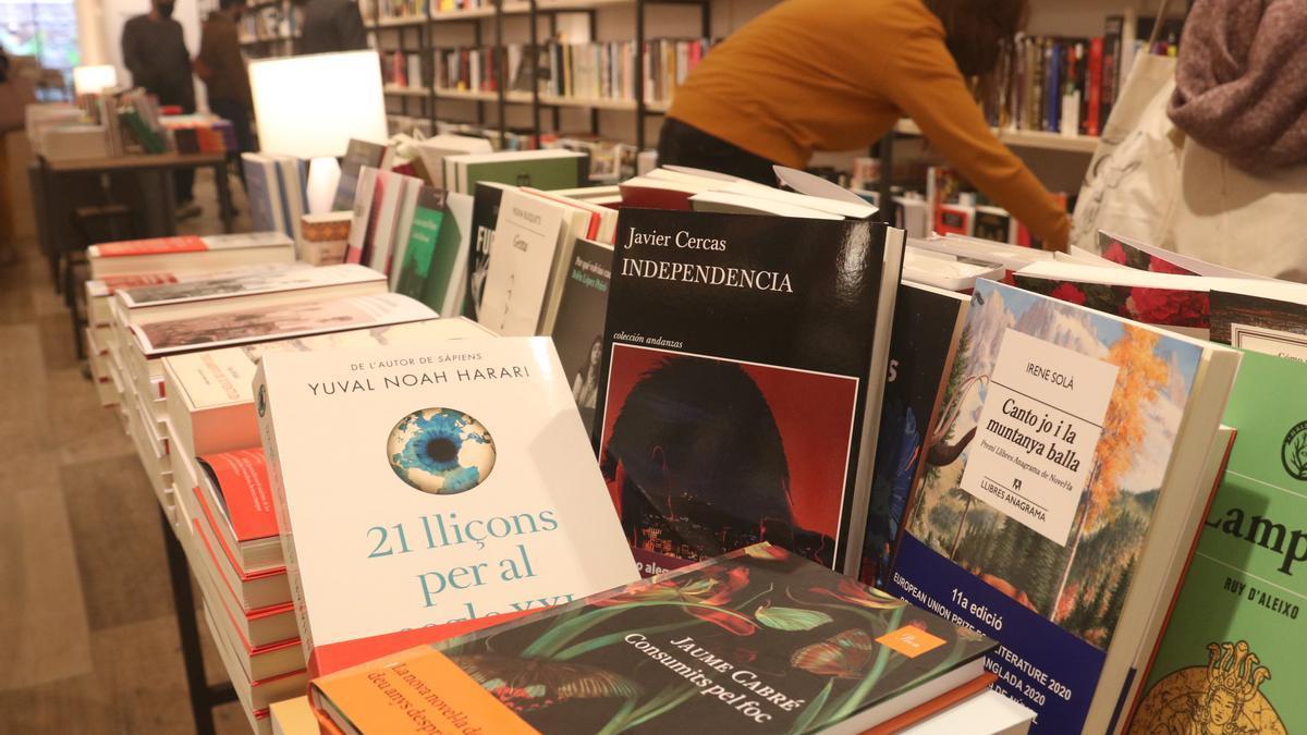 Els llibres 'Independencia', de Javier Cercas; '21 lliçons del segle XXI' de Yuval Noah Harari; 'Consumits pel foc', de Jaume Cabré, i 'Canto jo i la muntanya balla', d'Irene Solà, a la llibreria Byron de Barcelona.