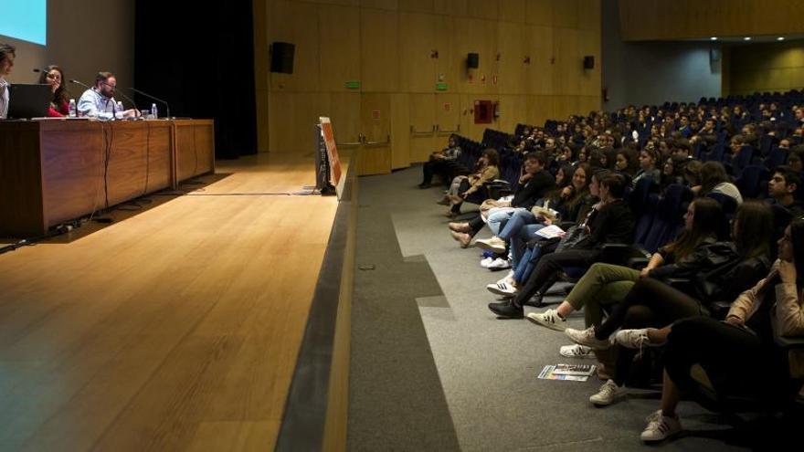 Charla para informar a los estudiantes de Bachillerato de la oferta de titulaciones de la UA.