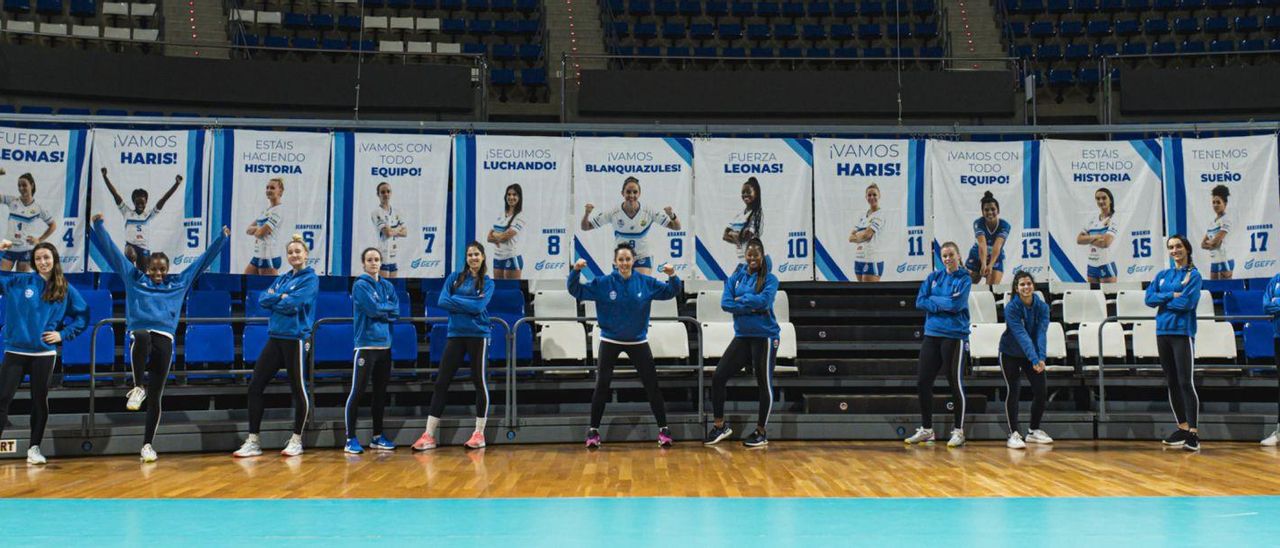 Las jugadoras del Sanaya Libby’s La Laguna posan con sus respectivas fotos, que colgarán hoy del techo del Santiago Martín. | | E.D.