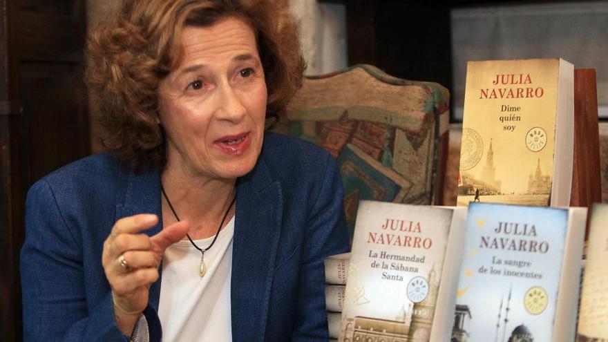 La escritora Julia Navarro, con varios de sus libros.