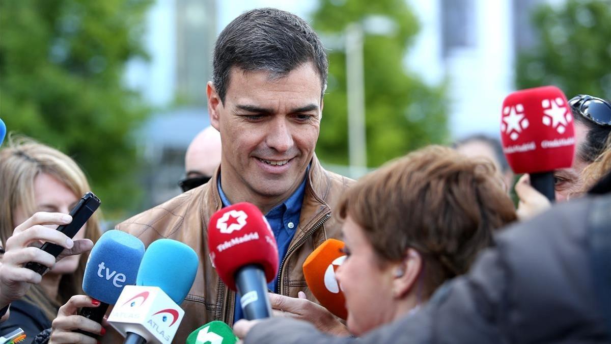 Pedro Sánchez atiende a los medios al inicio de la Manifestación del 1 de Mayo, en Madrid.