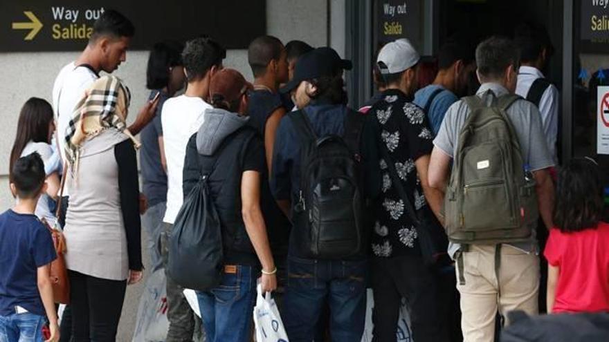 Els refugiats, entrant dijous passat a l&#039;aeroport de Barajas.