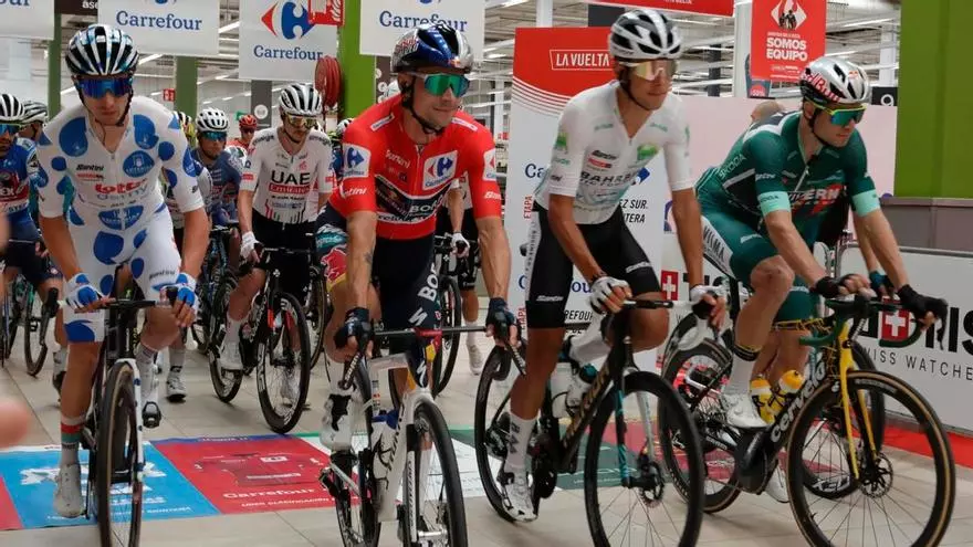 Carrefour marca un hito al acoger la salida de La Vuelta desde el interior de un hipermercado