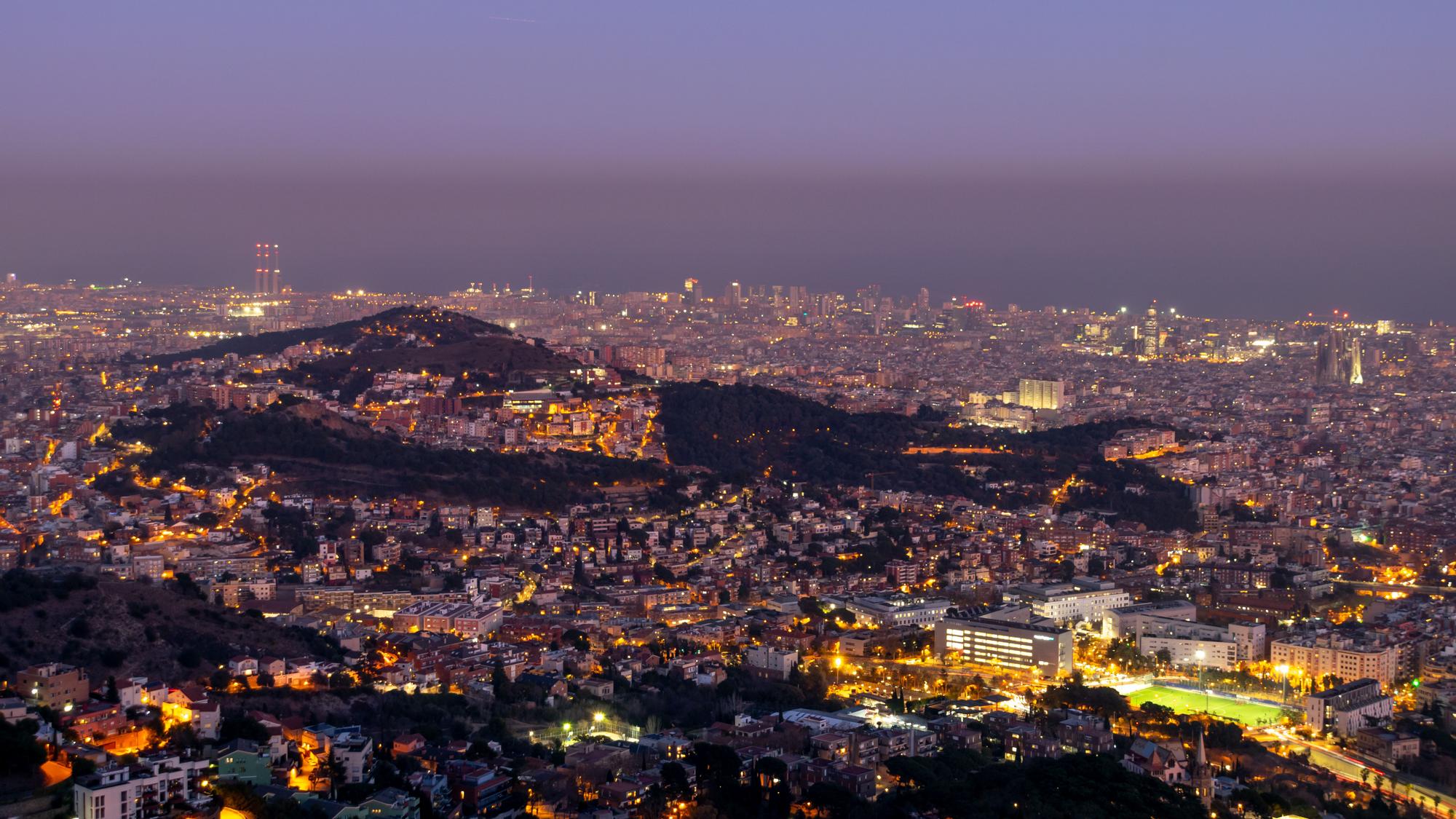 Anticiclón en Barcelona y nubes bajas con contaminación