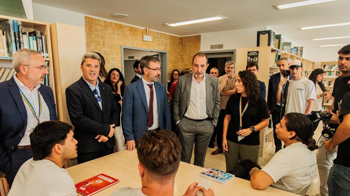 El conseller de Política Lingüísitica, Francesc Xavier Vila, i el de Justícia, Ramon Espadaler, durant la visita en el Centre Penitenciari de Joves