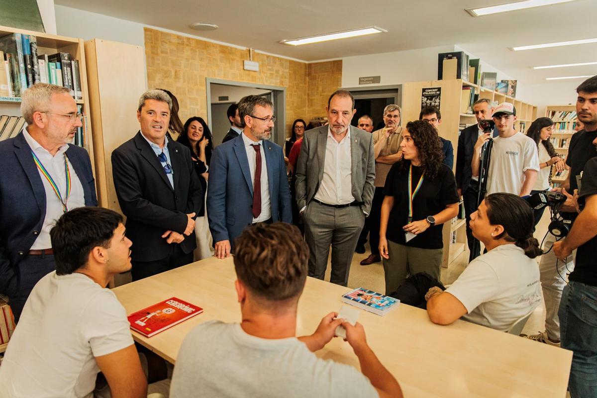 El conseller de Política Lingüísitica, Francesc Xavier Vila, y el de Justícia, Ramon Espadaler, durante su visita en el Centre Penitenciari de Joves