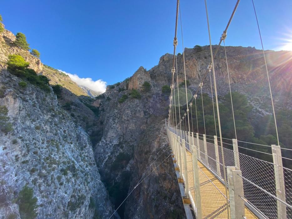 Inauguran el puente colgante de El Saltillo, en la Axarquía