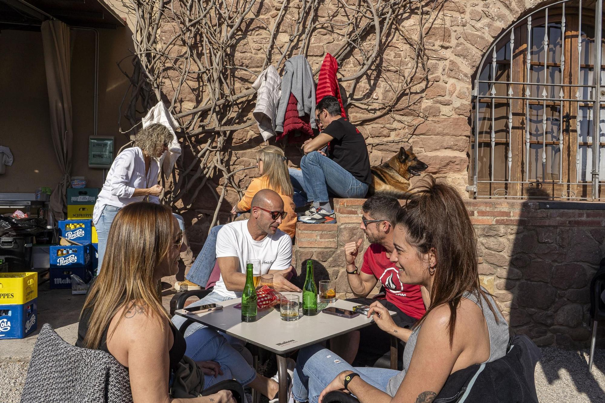 Terrasses plenes al Bages al gener, i en màniga curta