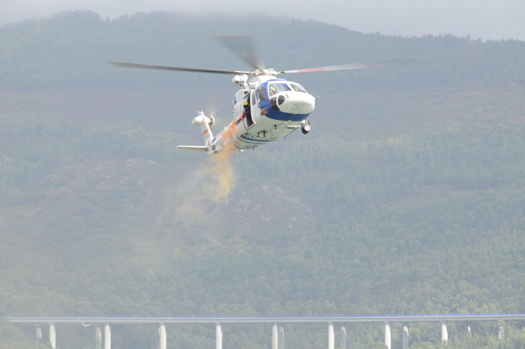 Escenas del simulacro de rescate frente a Moaña.