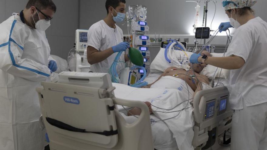 Varios sanitarios atienden a un paciente en la UCI. |  // EDUARDO PARDA