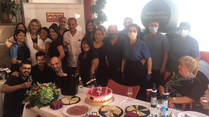 Paco Sánchez y su familia y los empleados de la venta celebran el 70 aniversario del local