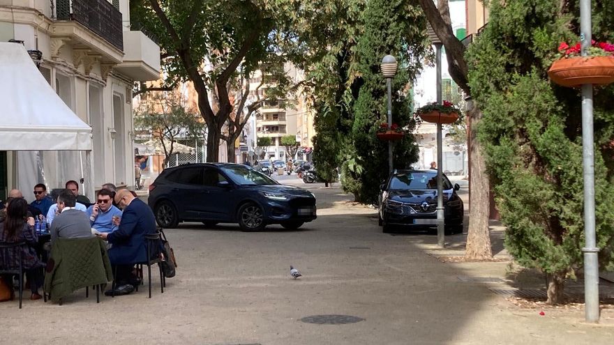 ¿Por qué hay dos coches aparcados en la plaza del Parque?