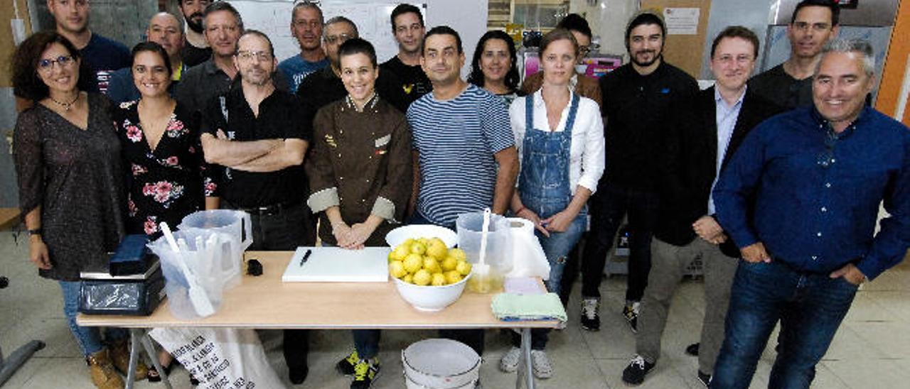 Elisa Volanti observa cómo una alumna recoge un sorbete de limón.