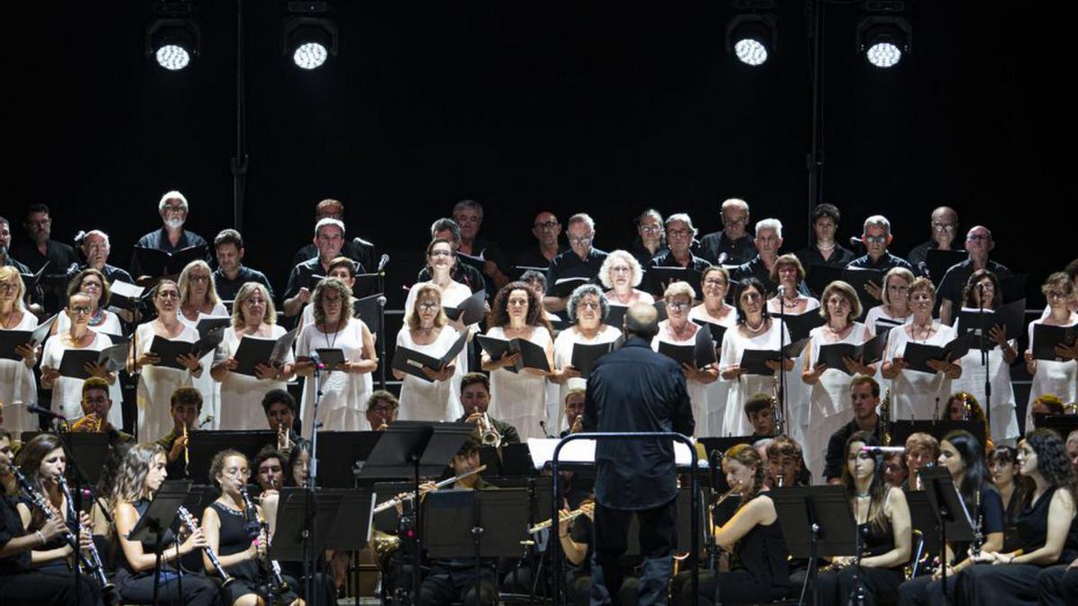 Un concierto del Cor y la Banda Ciutat d’Eivissa. |