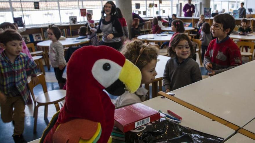 Participantes en un taller de animación a la lectura en Bances Candamo