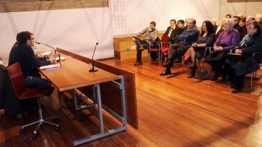 José Manuel Sande, ayer, en el Kiosco Alfonso, con representantes de las entidades sociales.