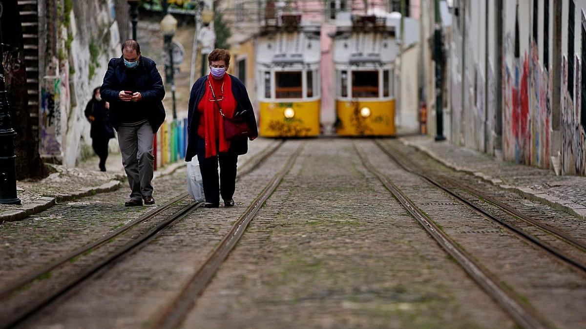 Transeúntes con mascarilla en Lisboa. |   // PEDRO FIUZA