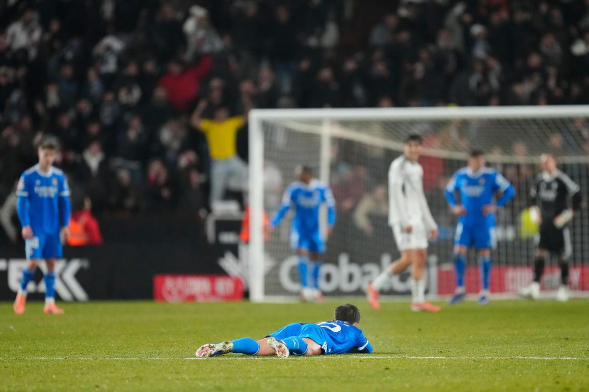 Los jugadores del Real Madrid, tras caer ante el Albacete en Copa.
