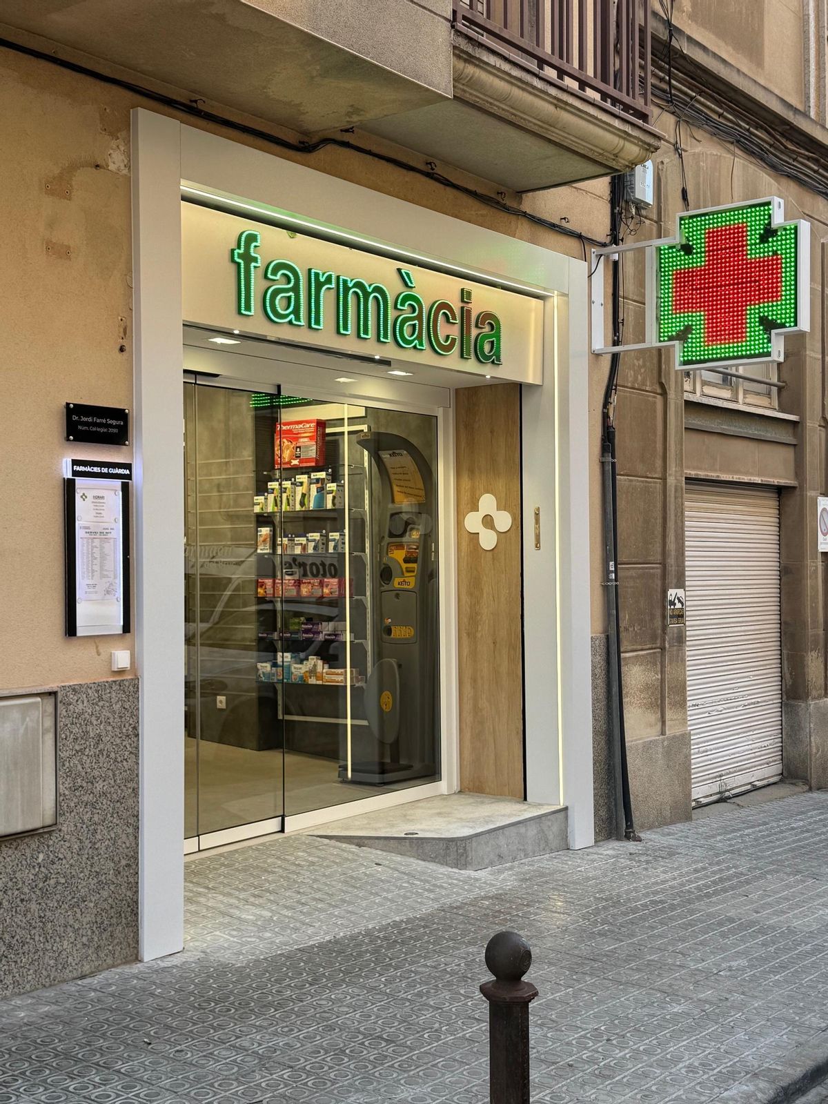 La Farmàcia del Bruc des de fora