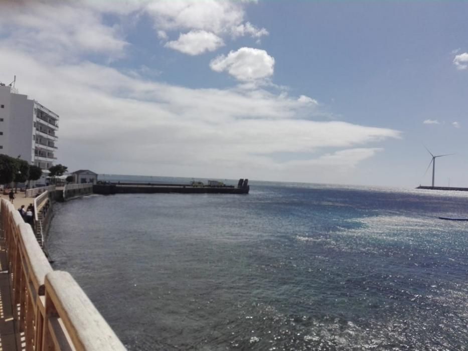 Traslado de un menor lesionado en el muelle de Arinaga