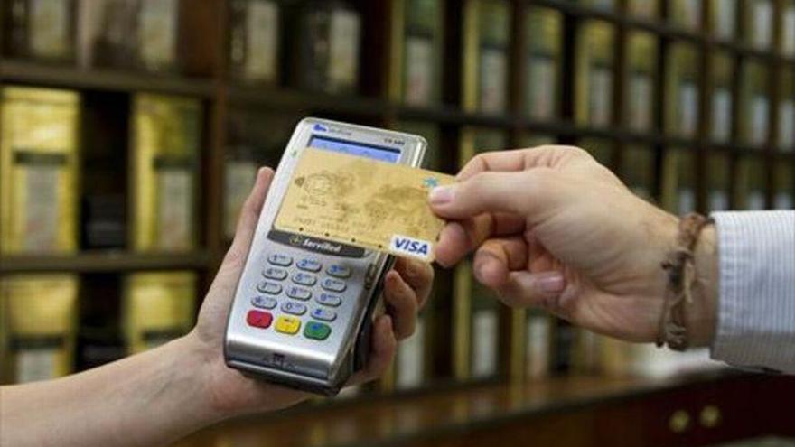 El 22% de los españoles llega a fin de mes financiándose con tarjetas de crédito
