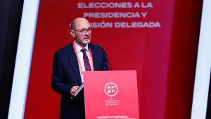 Archivo - Rafael Louzán se dirige a la Asamblea General de la RFEF tras ser nombrado presidente. Archivo.