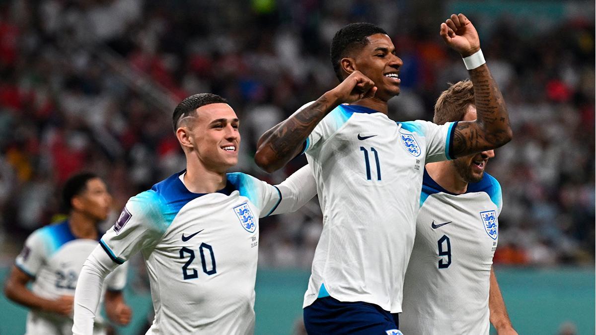 Foden y Kane felicitan a Rashford, autor de un doblete ante Gales.