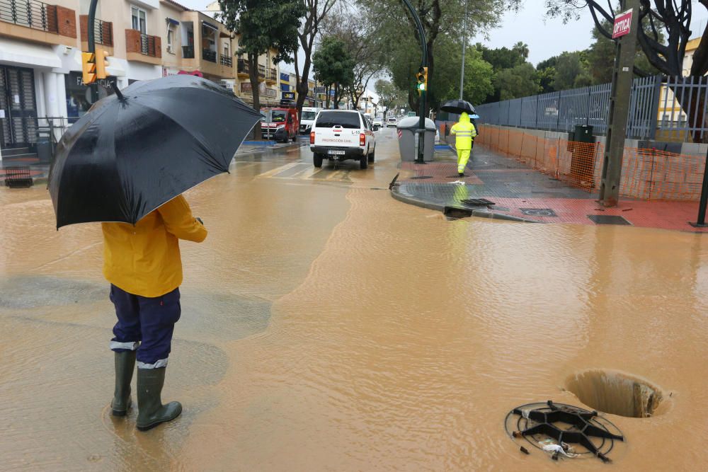 De nuevo, como a comienzos de año, el distrito de Campanillas ha sido el mas castigado por la acumulación de agua, desbordándose arroyos y anegándose muchas de sus calles.