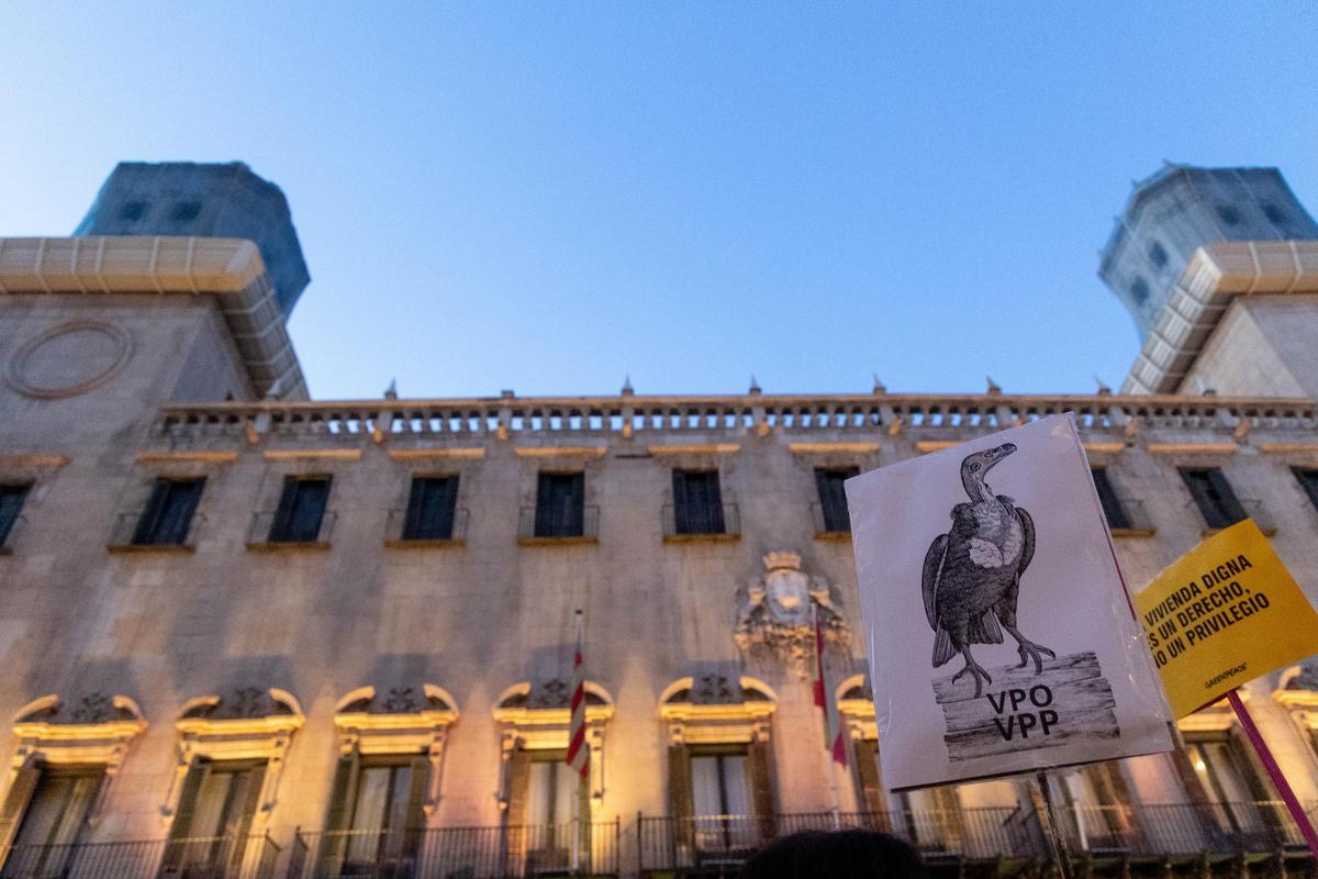 Protesta contra la adjudicacion de las viviendas del residencial Les Naus frente al Ayuntamiento de Alicante.