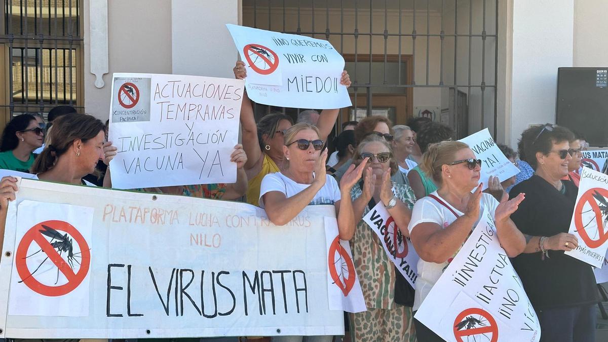 Protesta de los vecinos afectados por el Virus del Nilo, este lunes en Isla Mayor.