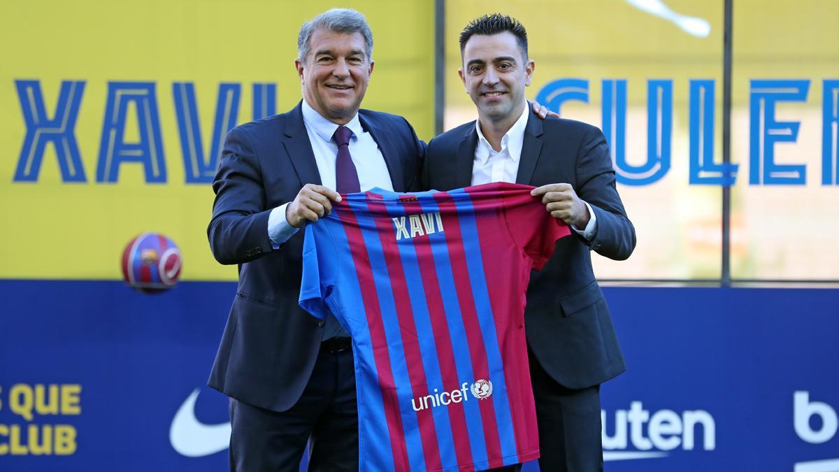 Joan Laporta y Xavi Hernández, presidente y entrenador del FC Barcelona, el día de la presentación del nuevo técnico en el Camp Nou