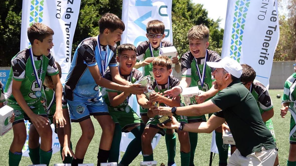 El alcalde de Santa Cruz entrega el trofeo a uno de los equipos ganadores del primer torneo de fútbol alevín Suroeste Avanza.