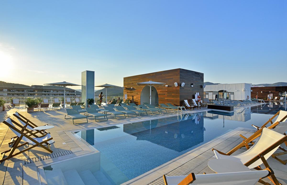 El Shallow Sun Club dispone de más de 2.400 metros cuadrados, con diferentes ambientes: el restaurante, la zona lounge y el área de la piscina.