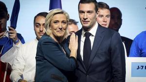 La líder de Reagrupación Nacional Marine Le Pen y el cabeza de lista en las europeas, Jordan Bardella, en un mitin en París.