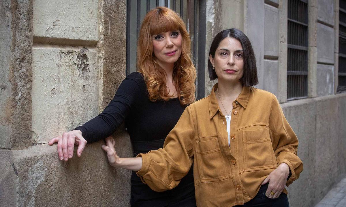 La pintora Paula Bonet (izquierda) y la cineasta Celia Rico, en Barcelona.