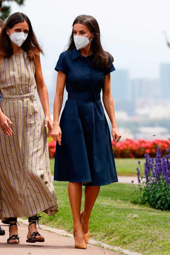 La reina Letizia, con vestido vaquero de Carolina Herrera
