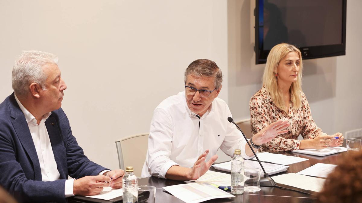 El secretario autonómico Daniel McEvoy, el conseller José Antonio Rovira, y la directora general de Personal Docente, Sonia Sancho, ayer.