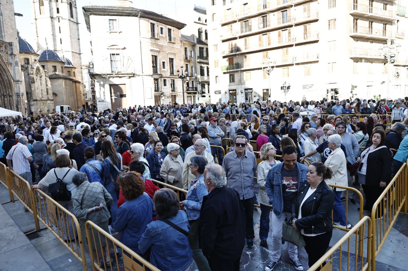 El Besamanos acoge a miles de fieles ante la Virgen