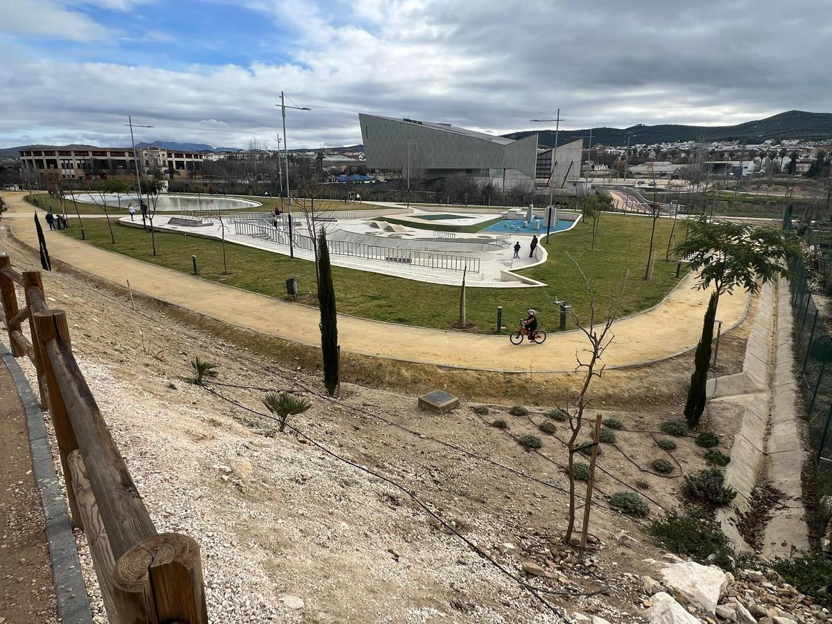 Vista del Parque Europa de Lucena, con el auditorio al fondo, desde uno de los taludes.