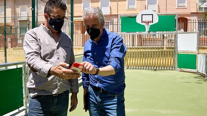 Gabriel González y Juan Pérez, durante la visita a Encinas Reales.