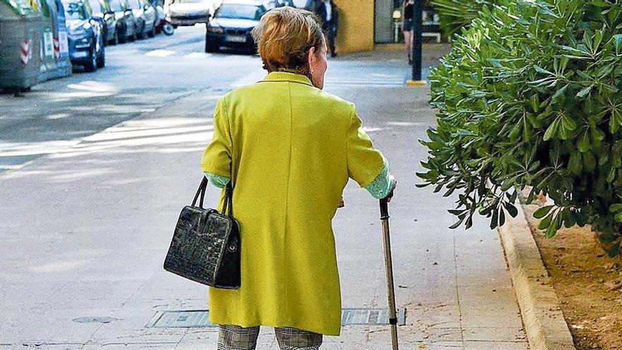 Una mujer pasea por las calles del centro de Palma.