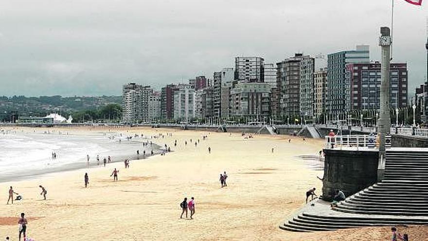 Aspecto de la playa de Gijón, casi vacía ayer, con el cielo nublado. / efe