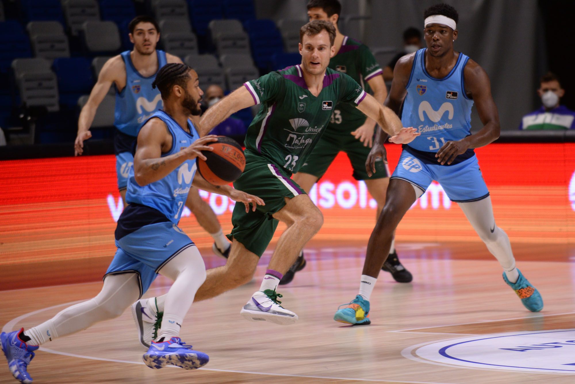 Las imágenes de la victoria del Unicaja sobre el Movistar Estudiantes en el Carpena